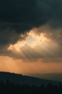 “Langit mendung yang mulai cerah dengan cahaya lembut menembus awan di atas pegunungan, yang menggambarkan harapan baru setelah masa sulit.”